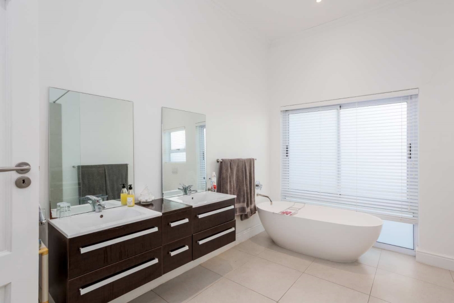 To Let 4 Bedroom Property for Rent in Val De Vie Estate Western Cape